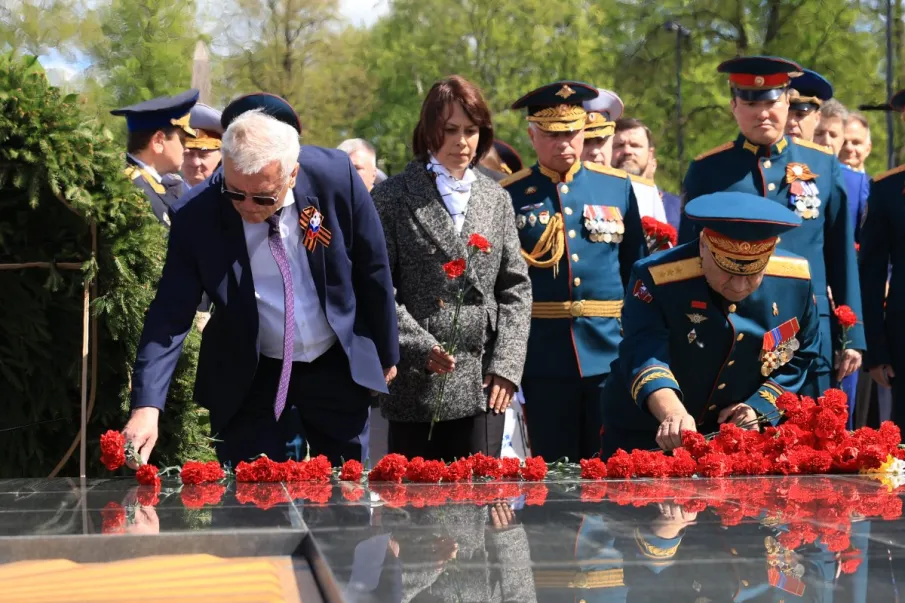 Глеб Никитин в День Победы почтил память павших героев у Вечного огня в Нижегородском кремле